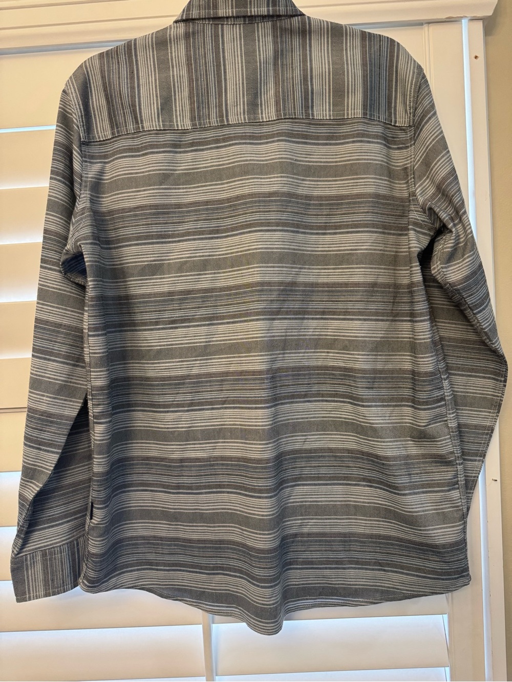 Swiss Tech Men’s Gray Striped Button Down Shirt Size Medium - Picture 4 of 5